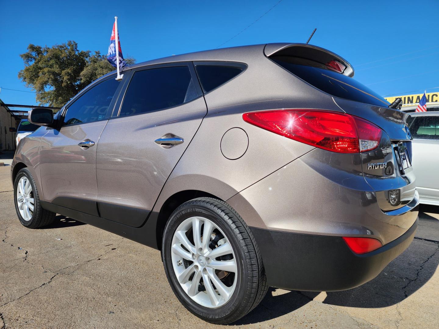 2012 GRAY Hyundai Tucson Limited (KM8JU3AC4CU) with an 2.4L L4 DOHC 16V engine, 6-Speed Automatic transmission, located at 2660 S.Garland Avenue, Garland, TX, 75041, (469) 298-3118, 32.885551, -96.655602 - Welcome to DallasAutos4Less, one of the Premier BUY HERE PAY HERE Dealers in the North Dallas Area. We specialize in financing to people with NO CREDIT or BAD CREDIT. We need proof of income, proof of residence, and a ID. Come buy your new car from us today!! This is a Very clean 2012 HYUNDAI TUC - Photo#5